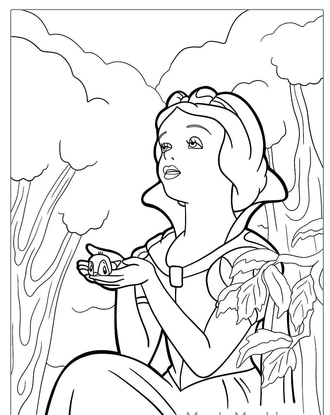 Desenho de Branca de Neve segurando um pássaro em um cenário de floresta para colorir