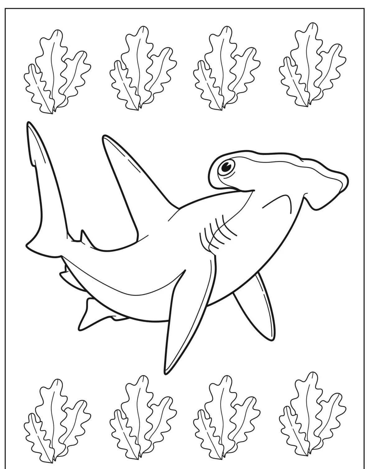 Desenho de um tubarão martelo nadando entre algas marinhas para colorir