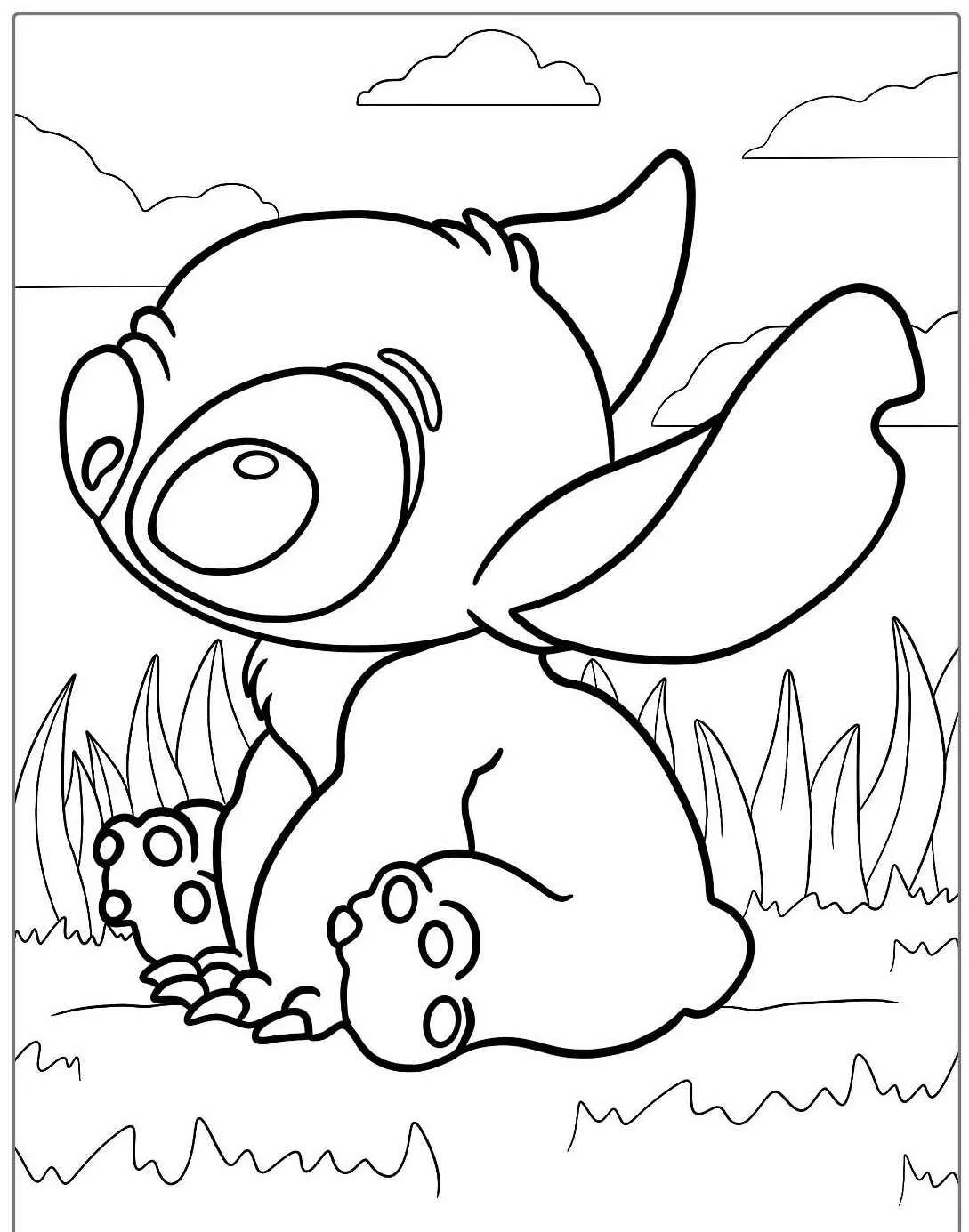 Imagem para colorir do Stitch sentado em um jardim com grama e nuvens ao fundo