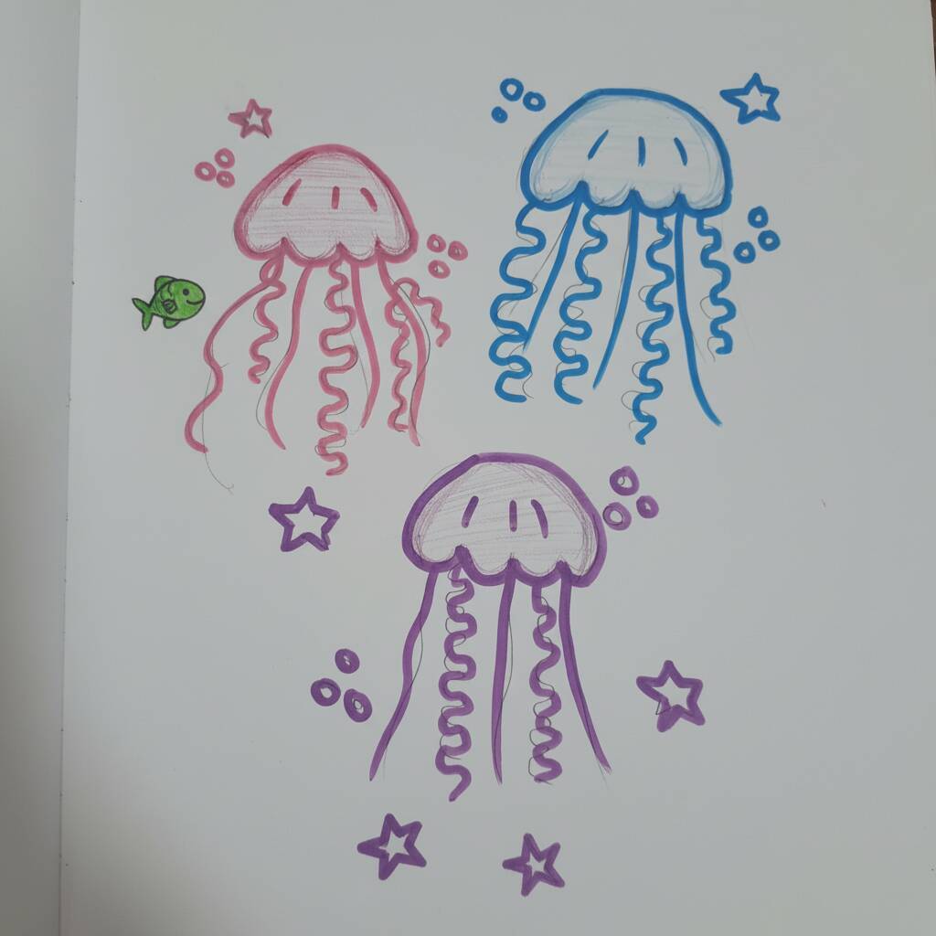 Desenho de água-viva em várias cores com estrelas e um peixinho.